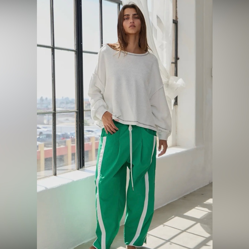 Overlap Open Back
Oversize Fit Reverse
Stitched Top